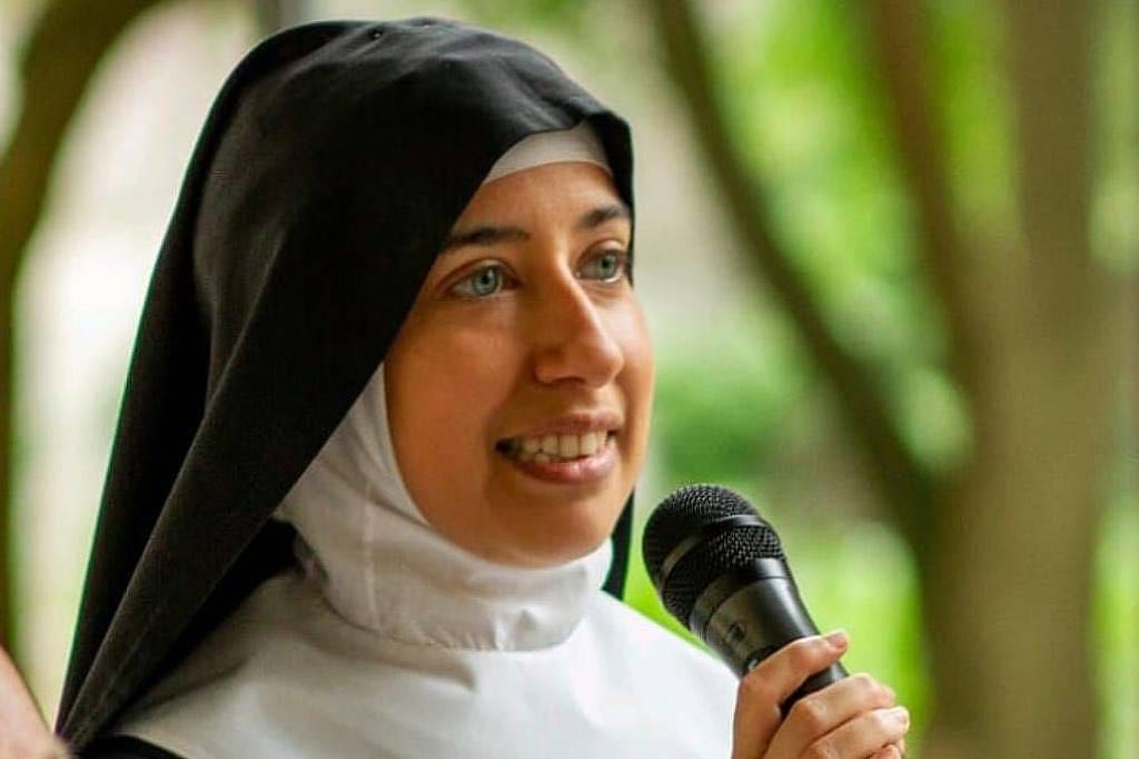 Quando a beleza vira pecado: o caso da freira brasileira afastada na Itália